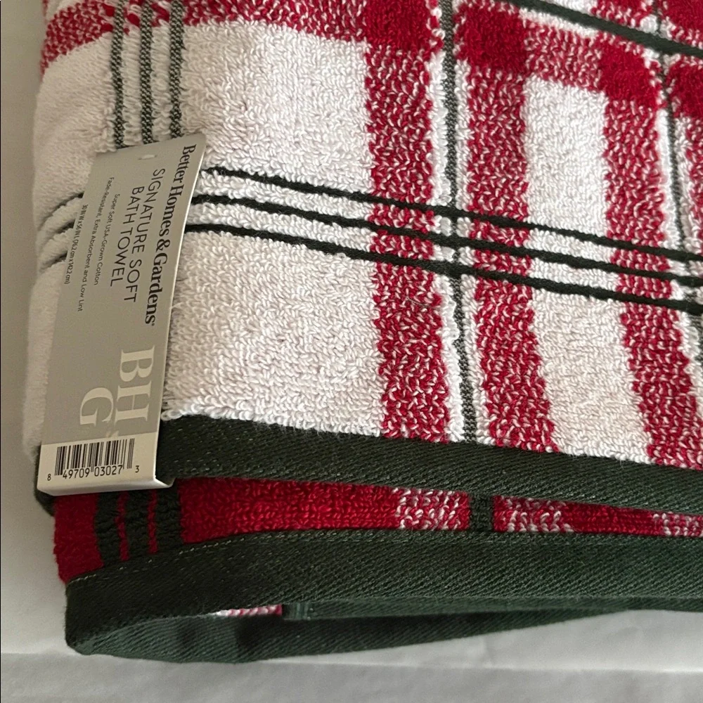 Better Homes & Gardens signature soft bath towel Red White green holiday plaid